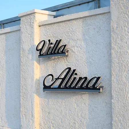 Alina *
